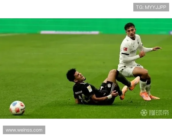 红牌 + 致歉！卡斯特罗普飞铲迪亚斯：幸好没踢重